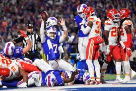 Josh Allen consiguió dos touchdowns por tierra y uno por aire en la victoria ante los Chiefs.