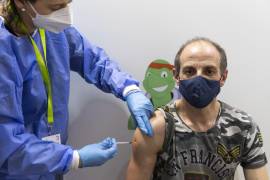 Una persona se vacuna contra el virus COVID-19 cuando comienza la vacunación obligatoria contra el COVID-19 en Viena, Austria. AP/Lisa Leutner