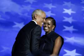 Michelle Obama y el expresidente Barack Obama se abrazan cuando él se dirige al escenario durante la Convención Nacional Demócrata en Chicago, el martes 20 de agosto de 2024.