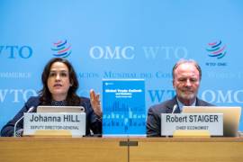 La subdirectora de la Organización Mundial de Comercio Johanna Hill (izq) y Robert Staiger, economista de la Organización Mundial de la Salud, en una conferencia en Ginebra, el 8 de octubre del 2026.