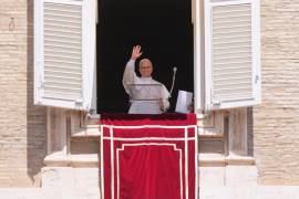El papa León XIV en su balcón sobre la Plaza de San Pedro en la Ciudad del Vaticano el 17 de mayo del 2026, registró la agencia de noticias AP.