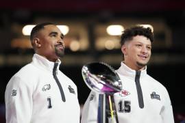 Mientras Mahomes sigue acumulando títulos y premios, Hurts busca consolidarse entre los mejores quarterbacks de la NFL.