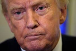 El presidente Donald Trump escucha la pregunta de un periodista mientras vuela a bordo del Air Force One desde la Base Conjunta Andrews, Maryland, a West Palm Beach, Florida.