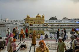 El Templo Dorado, el santuario más sagrado del sijismo, en Amritsar, India, el 8 de agosto de 2022. En 1984, la entonces primera ministra de la India, Indira Gandhi, ordenó a las tropas que asaltaran el Templo Dorado, el santuario más sagrado del sijismo, en Amritsar, para detener a los insurgentes que se escondían allí. Cientos de personas murieron en esa redada.