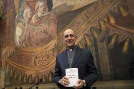 El cardenal Víctor Fernández posa para los fotógrafos con un ejemplar de un libro del papa Francisco titulado Viva la Poesía durante su presentación a los periodistas en Roma, el viernes 21 de marzo de 2025. FOTO: