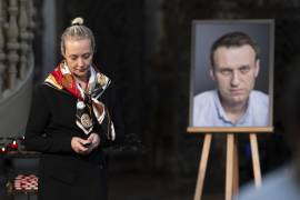 Yulia Navalnaya, viuda del líder opositor Alexei Navalny, camina ante la foto de su marido tras encender una vela al final de un servicio en su memoria por su cumpleaños, en la iglesia de Santa María de Berlín.