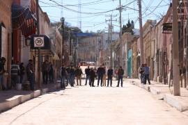 Autoridades locales inspeccionan los últimos detalles de la rehabilitación de la calle General Cepeda, en el Centro Histórico de Saltillo.