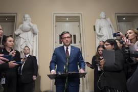 El presidente de la Cámara de Representantes, el republicano Mike Johnson, habla brevemente con la prensa antes de una votación sobre un proyecto de ley provisional para impedir un cierre gubernamental, el jueves 19 de diciembre de 2024, en el Capitolio en Washington.