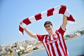 Armando ‘Hormiga’ González fue presentado como nuevo delantero del Olympiacos de Grecia.