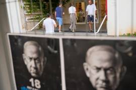 Entre los israelíes, las elecciones son vistas como una lucha por el carácter del Estado, enfrentando a Netanyahu y sus aliados ultranacionalistas y religiosos contra quienes buscan preservar sus cimientos liberales y seculares.