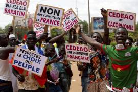 Partidarios del capitán Ibrahim Traore protestan contra Francia y el bloque regional de África Occidental conocido como ECOWAS en las calles de Uagadugú, Burkina Faso.