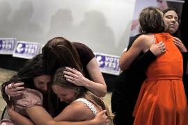 La gente se abraza durante una fiesta para ver Value Them Both después de que fracasara una pregunta sobre una enmienda constitucional que eliminaba las protecciones al aborto de la constitución de Kansas.