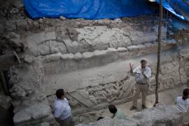 El arqueólogo estadounidense Richard Hansen, (d) muestra un friso de piedra caliza encontrado en el sitio arqueológico de El Mirador, al norte de Guatemala, el 7 de marzo de 2009.