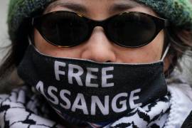 Un manifestante frente a la Embajada de Ecuador en Londres, el jueves 11 de abril de 2024, donde Julian Assange, fue arrestado hace cinco años.