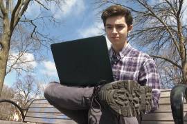 Marco Burstein, de 18 años y estudiante de Harvard de primer año, trabaja en su computadora cerca del campus de la universidad, en Cambridge, Massachusetts.