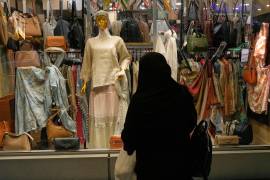 Una mujer observa el escaparate de una tienda de ropa femenina en el norte de Teherán, Irán, el domingo 10 de mayo de 2026.