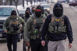 Agentes federales llevan a cabo un operativo migratorio el 5 de febrero de 2026, en las calles de Minneapolis, Minnesota.