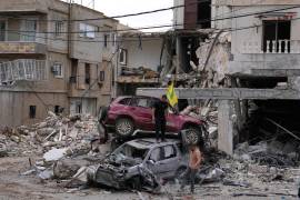 La gente revisa los autos destruidos luego de un alto el fuego entre Israel y Hezbolá en la aldea de Maifadoun, en el sur del Líbano.