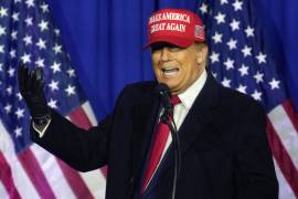 El precandidato republicano a la presidencia, el expresidente Donald Trump, habla durante un evento de campaña en el municipio de Waterford, Michigan, el sábado 17 de febrero de 2024.