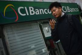 Un hombre habla por teléfono mientras pasa enfrente de la sucursal de CiBanco, el Departamento del Tesoro de Estados Unidos acusó a: CiBanco; Intercam y Vecogt (bancos que operan en México) por presuntamente estar relacionados con el tráfico de fentanilo y cárteles mexicanos.