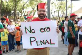 Aficionados mexicanos y neerlandeses revivieron la polémica del “no era penal” durante el duelo entre Países Bajos y Marruecos en Monterrey.