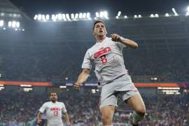 Remo Freuler celebra el tercer gol para Suiza frente a Serbia; ganaron 3-2.