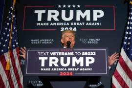 El candidato presidencial republicano, el expresidente Donald Trump, habla en un mitin de campaña en Windham High School en Windham, Nueva Hampshire.