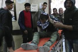 Palestinos heridos en el bombardeo israelí de la Franja de Gaza son trasladados al hospital en Deir al Balah.