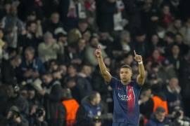 Kylian Mbappé celebra tras anotar el primer gol del Paris Saint-Germain en la victoria 2-0 ante la Real Sociedad.