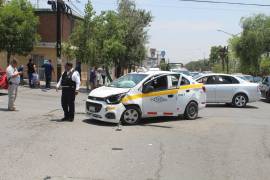 El taxi fue impactado en la parte derecha por el vehículo Mitsubishi conducido por una mujer.