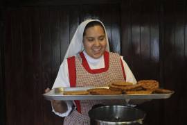 La hermana María de Jesús Frayle, de 24 años, lleva una bandeja con productos navideños en el convento de las Adoratrices Perpetuas del Santísimo Sacramento, en Ciudad de México.
