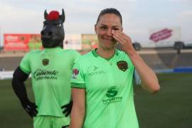 Janelly Farías publicó Sobreviviendo al futbol femenil, libro en el que expone presuntas prácticas de abuso, manipulación y falta de ética dentro del futbol femenil mexicano.