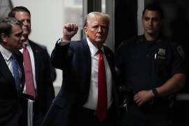 El expresidente Donald Trump fue captado cuando reresaba a la Corte Criminal de Manhattan, luego de un receso este martes.