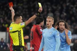 El árbitro Marco di Bello le muestra la tarjeta roja a Matteo Guendouzi de la Lazio y la tarjeta amarilla a Christian Pulisic del AC Milan en el encuentro de la Serie A.