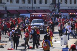 Ocho niños estaban entre las 22 personas alcanzadas por disparos en un tiroteo al final del desfile del miércoles para celebrar la victoria de los Kansas City Chiefs en el Super Bowl.