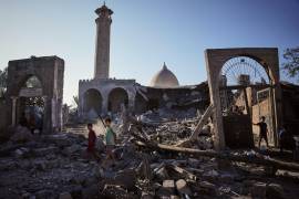 Palestinos inspeccionan la mezquita Abu Salim un día después de un ataque aéreo israelí, en Deir al-Balah, en el centro de la Franja de Gaza, el 25 de agosto de 2026.