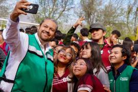 El municipio registra un avance de 70 por ciento en la entrega de apoyos escolares.