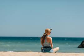 El sonido de las olas y la amplitud del horizonte ayudan a reducir el estrés y favorecen la relajación mental.