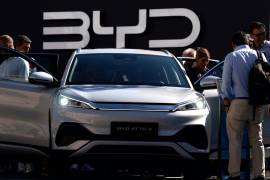 Los visitantes revisan el BYD ATTO 3 fabricado en China en el salón del automóvil IAA en Munich, Alemania, el 8 de septiembre de 2023.