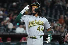 Joshua Kuroda-Grauer abandonó el juego de los Athletics después de recibir un doloroso impacto en la zona inguinal.