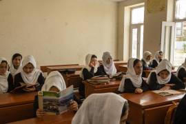 Niñas estudian en un aula dentro de la Escuela Marshal Dostum, en Sheberghan, Afganistán, el 5 de mayo de 2021. Tres años después de su inicio en el poder, los talibanes han codificado sus duros decretos islámicos en leyes que ahora incluyen la prohibición de las voces de las mujeres en público.