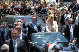 Las autoridades argentinas buscan a un hombre que este domingo lanzó una botella sobre la caravana presidencial cuando el mandatario, Javier Milei, desfilaba.