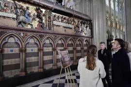 El presidente francés, Emmanuel Macron (d), durante una visita a la catedral de Notre Dame de París en París, Francia. Macron, dio las gracias a los implicados por haber “convertido el carbón en arte”.