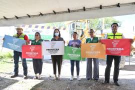 La alcaldesa Sara Irma Pérez Cantú encabezó el arranque de pavimentación junto a vecinos del sector.