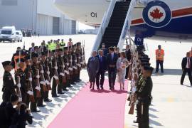 Arribo. El primer ministro de Canadá y su esposa fueron recibidos en el AIFA por AMLO y Beatriz Gutiérrez.