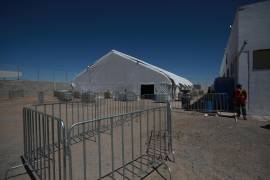 Fotografía de una zona en un centro de detención para migrantes construido con carpas por el Instituto Nacional de Migración (INM), en ciudad Juárez, Chihuahua.