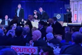 Agentes del Servicio Secreto rodean al presidente Donald Trump mientras es sacado del escenario tras un tiroteo fuera del salón durante la Cena de Corresponsales de la Casa Blanca.