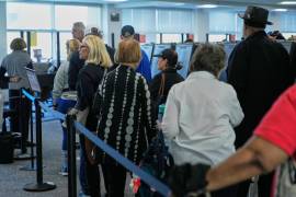 Personas hacen fila para recibir sus papeletas para las votaciones presenciales anticipadas, el 7 de octubre de 2026, en Cleveland.