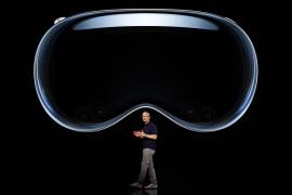 El CEO de Apple, Tim Cook, presentando Apple Vision Pro durante el discurso de apertura de la Conferencia Mundial de Desarrolladores de Apple (WWDC) de 2023 en el campus de Apple Park en Cupertino, California.