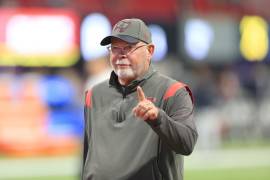 Bruce Arians anunció su retiro como entrenador en jefe de los Buccaneers, pero seguirá en la organización como directivo.